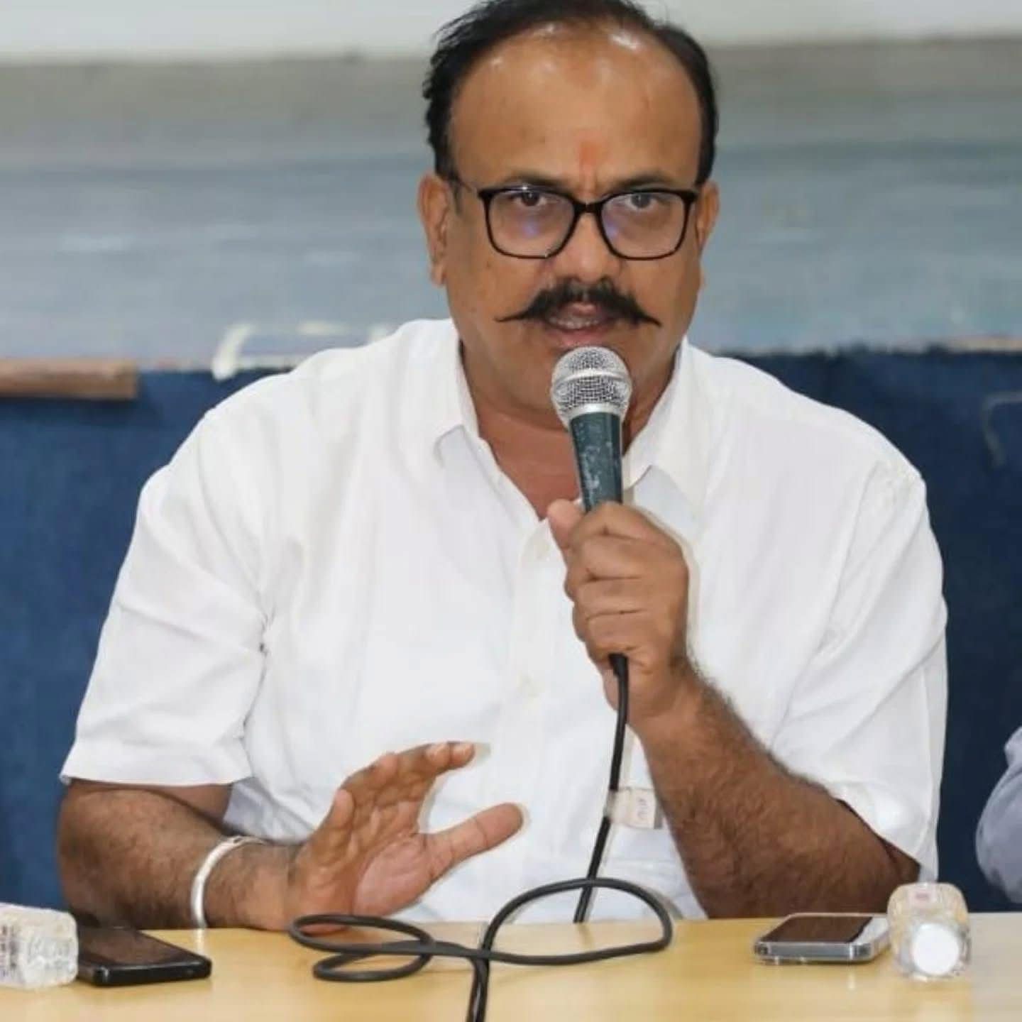 शेतकरी कर्जमाफी व लाडक्या बहिणीला २१०० रुपये देणे जमत नसेल तर खुर्च्या खाली करा: हर्षवर्धन सपकाळ.