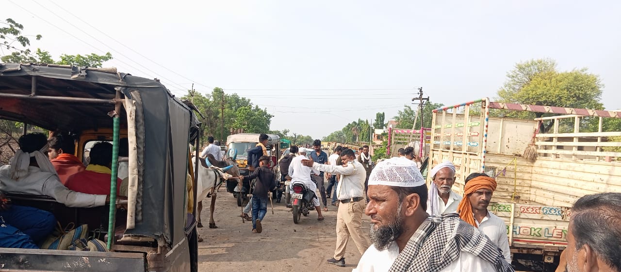 चांदूरबाजार येथील रविवारचा आठवडी बाजार ट्राफिक पोलिसांचे कौतुकास्पद कार्य